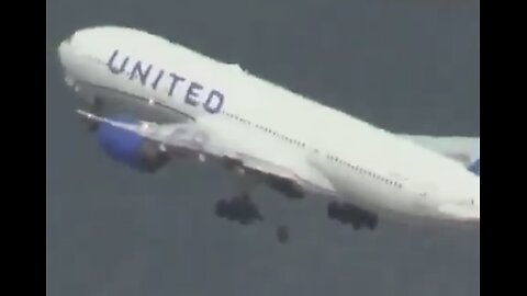 TIRE FALLS OFF UNITED AIRLINES🛞✈️🛣️ BOEING 777 DURING TAKEOFF✈️💫