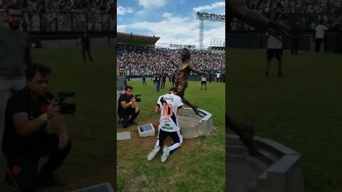 Luva de Pedreiro reverenciando a Estátua do Dinamite em São Januário - Vasco x Bahia