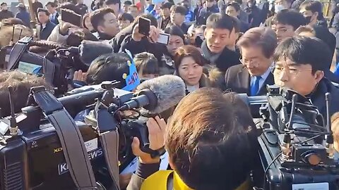 李在明(イ・ジェミョン)代表が釜山を訪問中に首を刺される瞬間の映像。