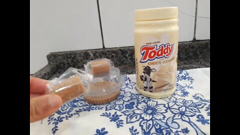 Aprenda a fazer um recheio de micro-ondas com Toddy branco e paçoquinha