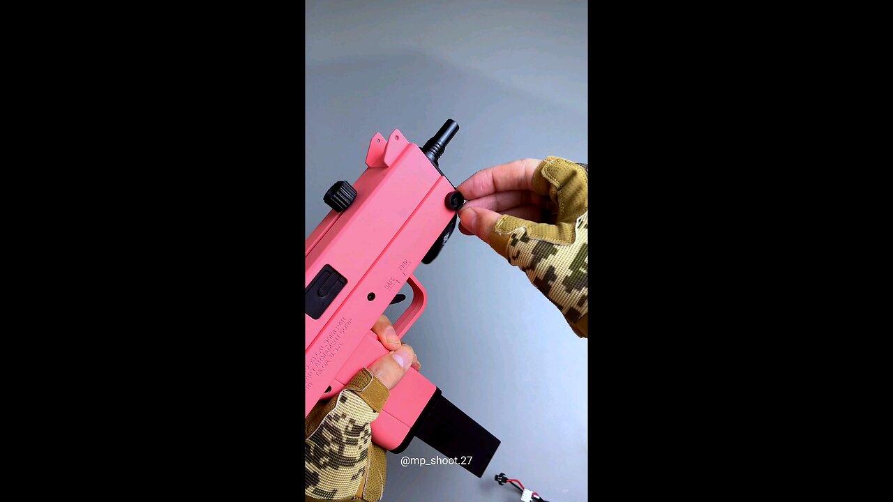 How to install the battery of the pink mac-10 high range.🧿 #aimhigh #shooterlife #ontarget