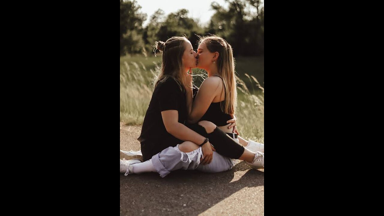 lesbian kissing scene