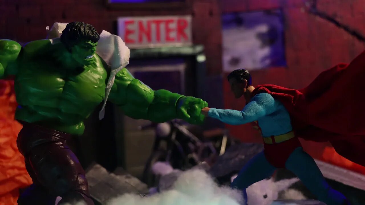 SUPERMAN VS HULK PART 1 - EPIC STOP MOTION BATTLE