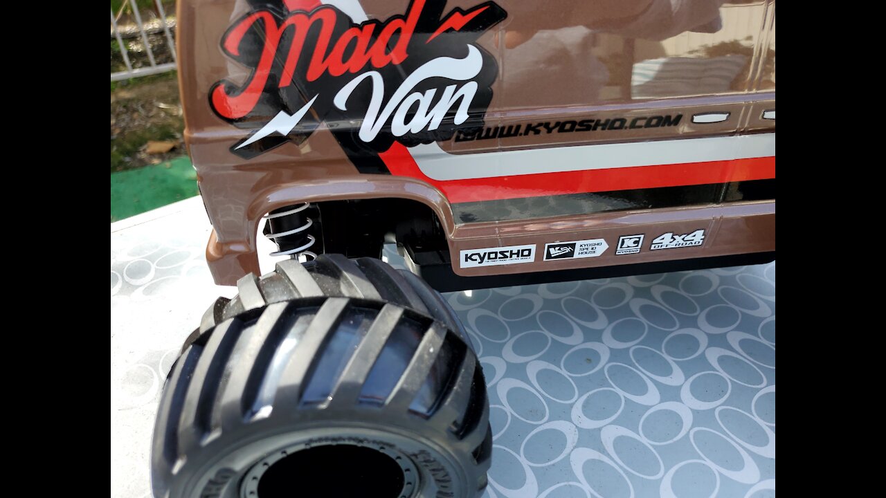 Kyosho Mad Van (with Sound Module) - Dirt Run