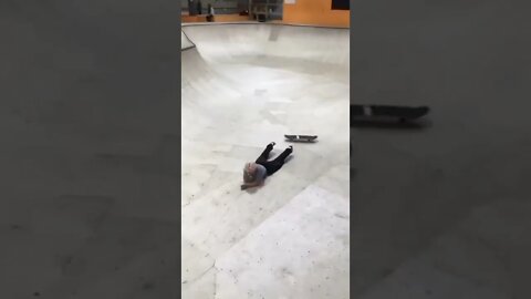 se esborachando no chão 😂😂😂 #shorts