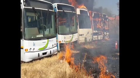 SOUTH AFRICA - Johannesburg- Buses burn in Eldorado Park (Pjr)