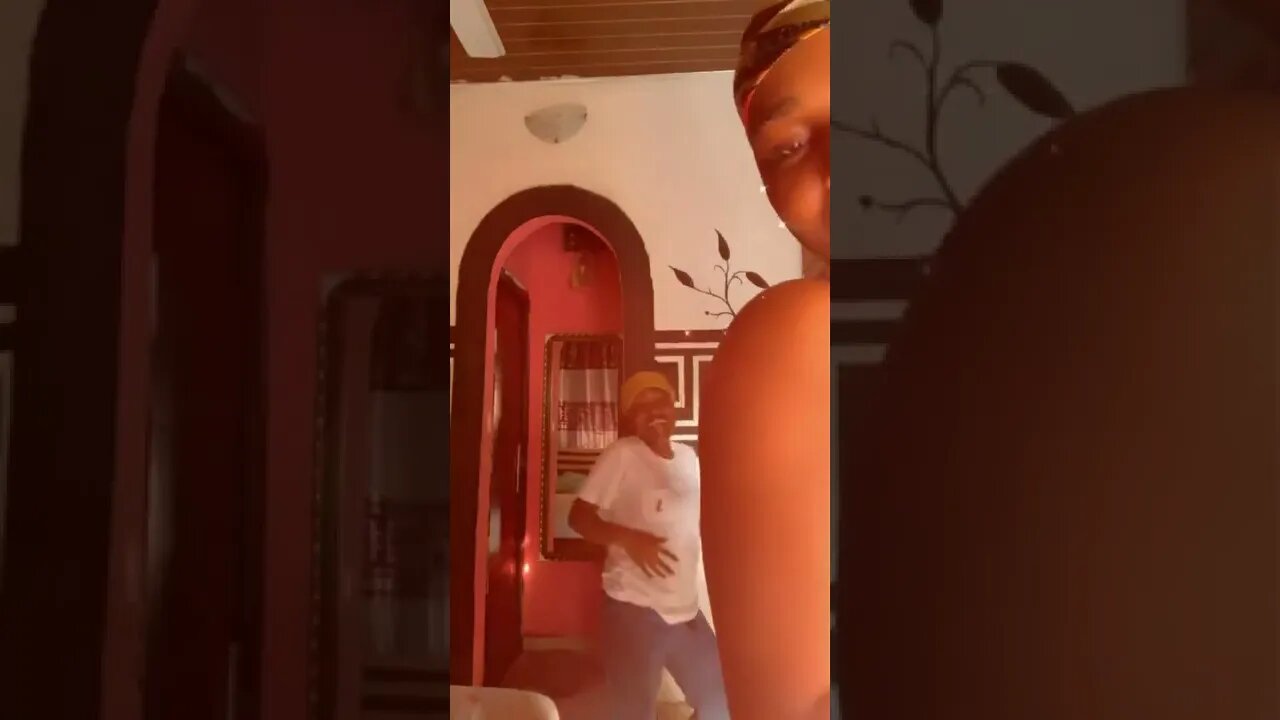 Watch out this hilarious dance step🤣🤣🤣