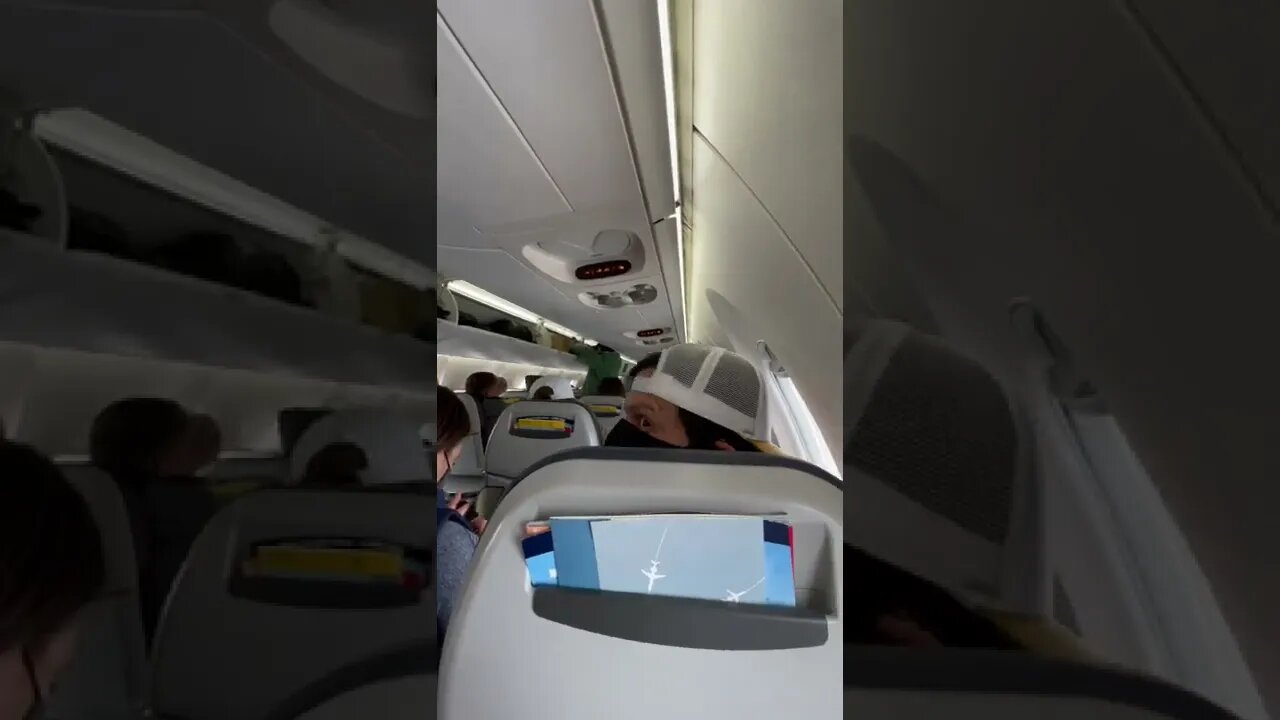 United Express Skywest CRJ-700