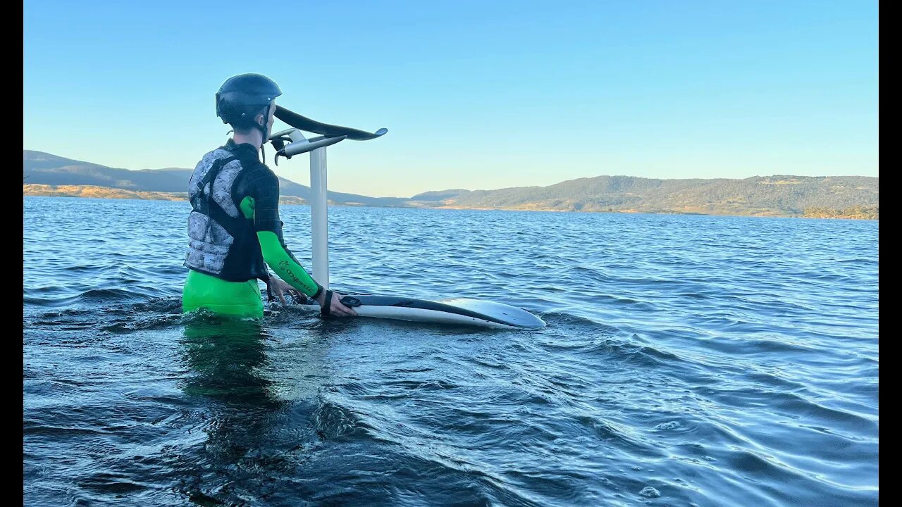 Surfing around Lake Jindabyne on an electric hydrofoil!