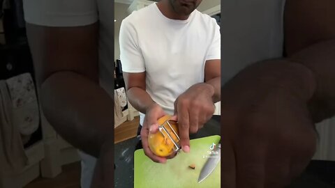Mango 🤝 potato peeler life hack