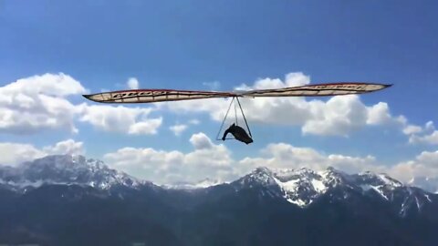 (Sport 01)/A glider circling the snowy mountains is like a fairyland