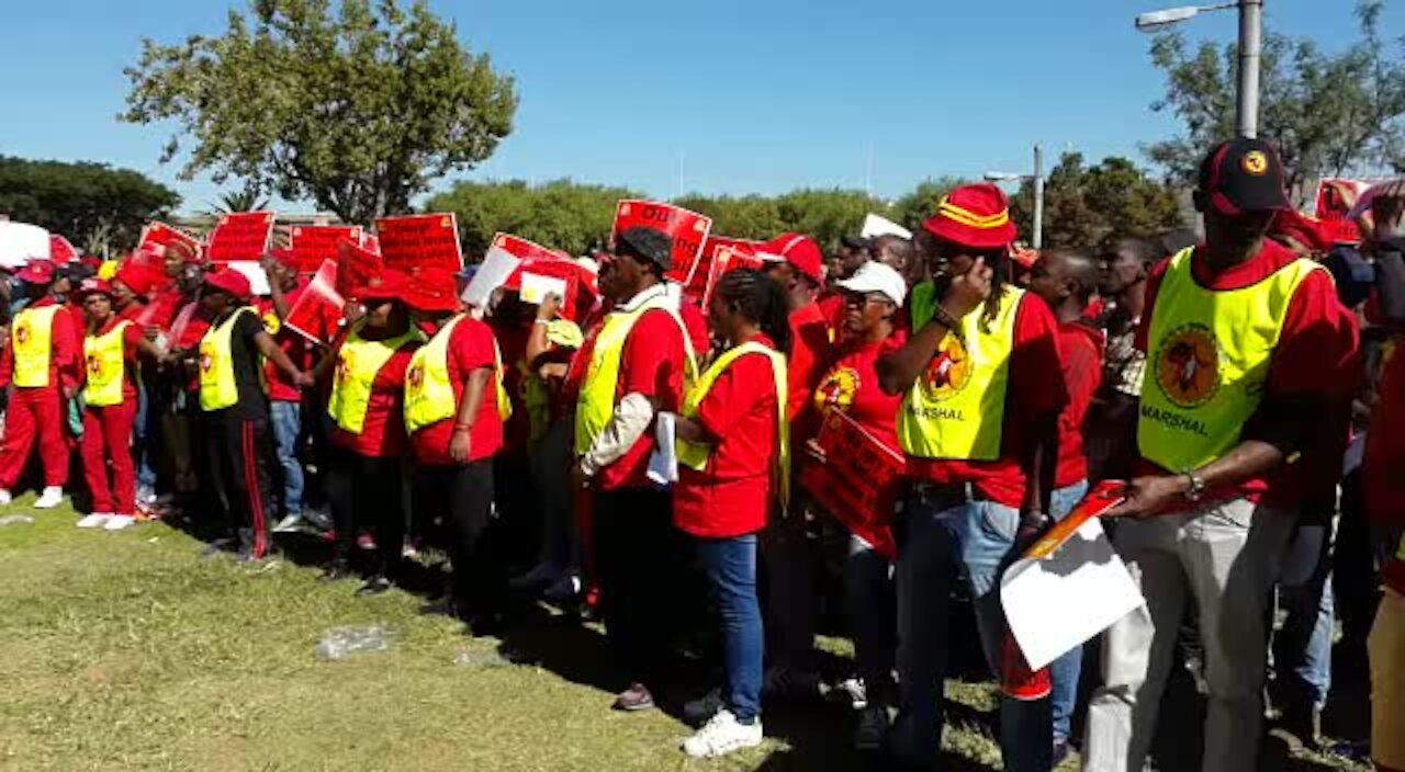 UPDATE 1 - Protesters at Saftu march mock President Ramaphosa (JJz)