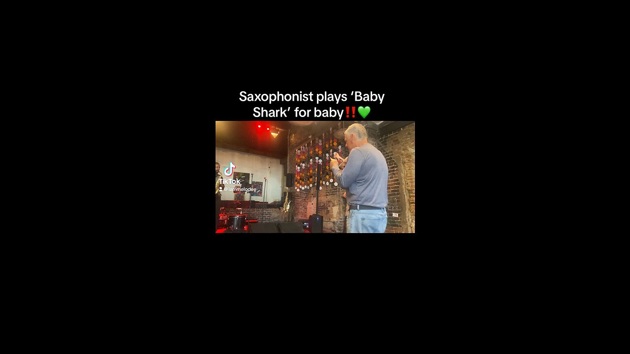 Saxophonist Plays ‘BABY SHARK’ for baby at restaurant