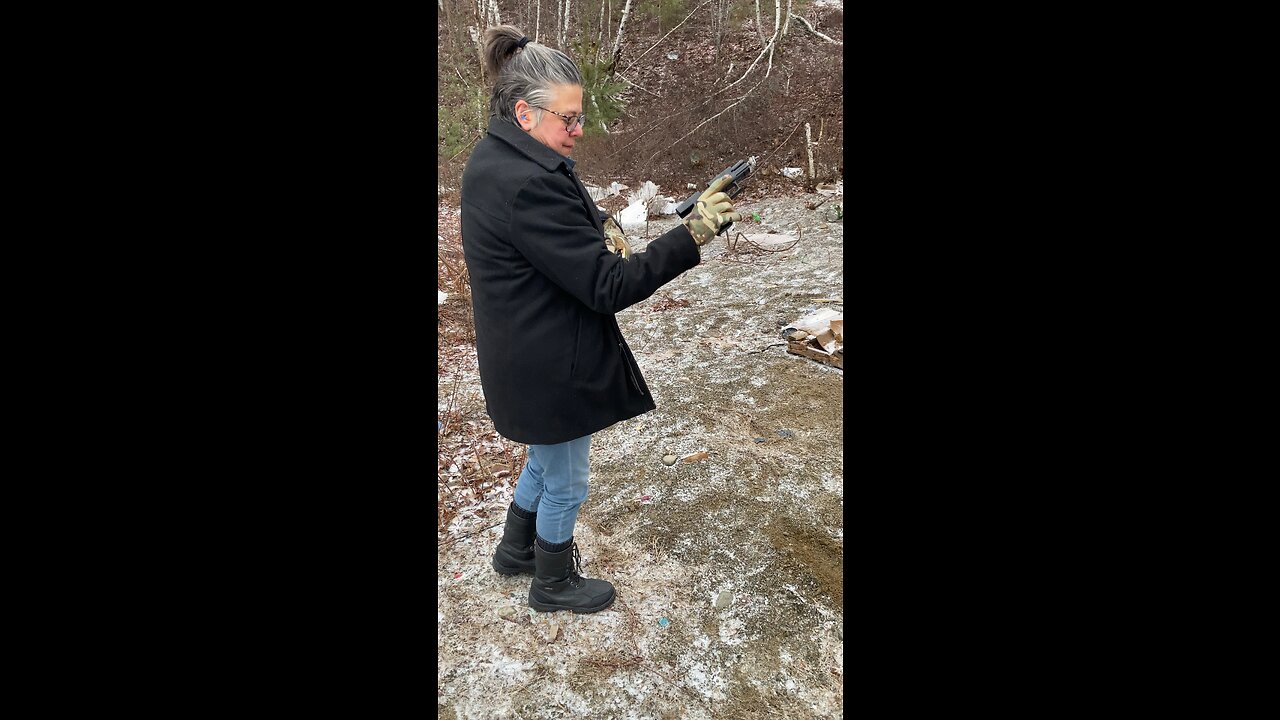 Mamma Senpai Running her XD9