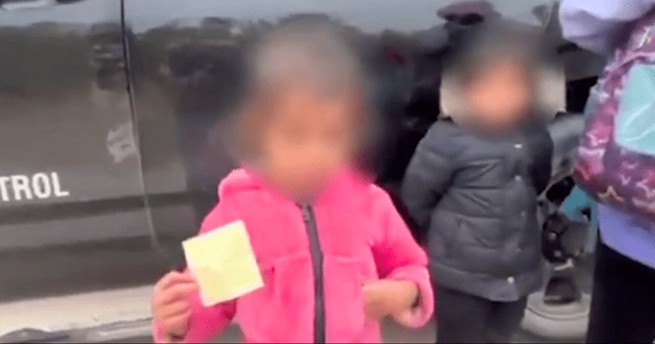 Two-Year-Old Girl Arrives at Border Alone Looking for Her Parents With Single Note