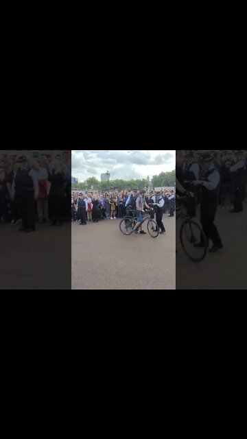 cyclist gets stoped by police crowed laugh #thequeen