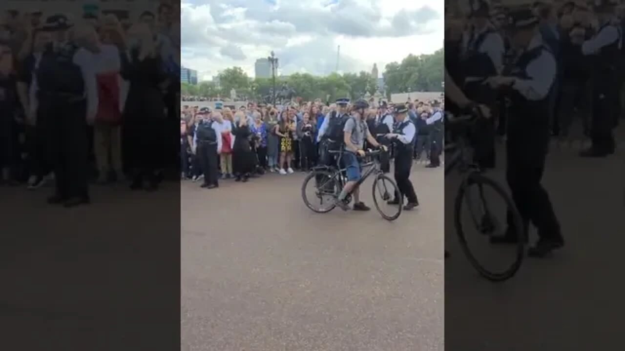 cyclist gets stoped by police crowed laugh #thequeen