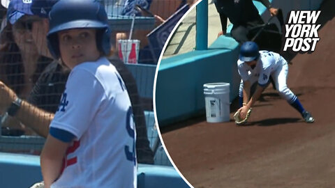 Dodgers ball girl accidentally fields Yermin Mercedes' base hit