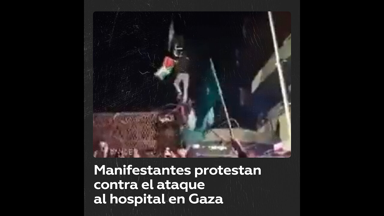 Manifestantes colocan banderas palestinas y de Hamás en la valla de la Embajada de EE.UU. en Beirut