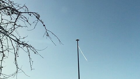 Lots of planes with white trails on sky Wales 🏴󠁧󠁢󠁷󠁬󠁳󠁿🇬🇧 20/01/2023