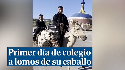 La tierna imagen de un niño a lomos de su caballo en su primer día de colegio