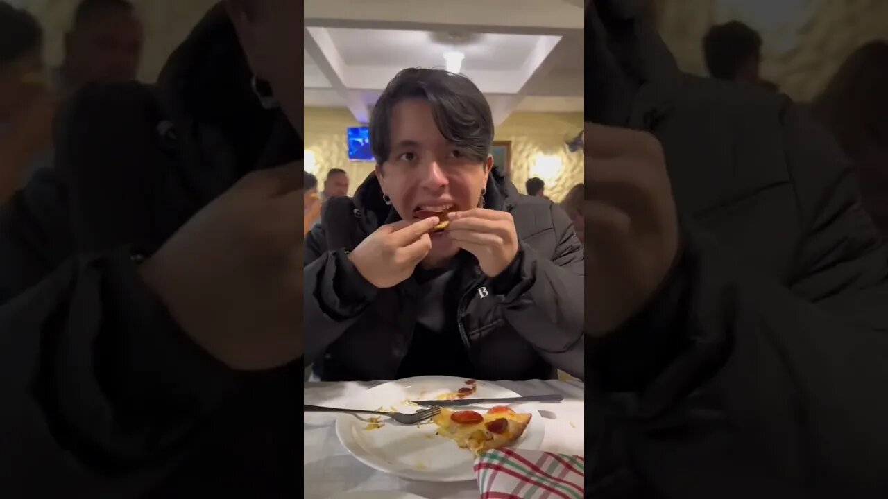 Cris Kenji sendo expulso do rodizio de Pizza