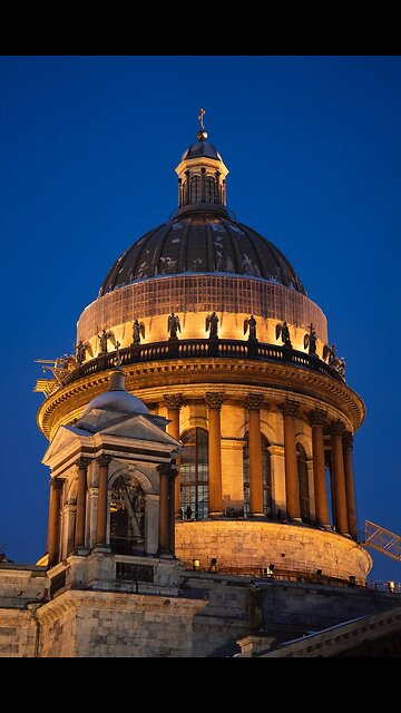 Новогодний антураж у Мариинского дворца