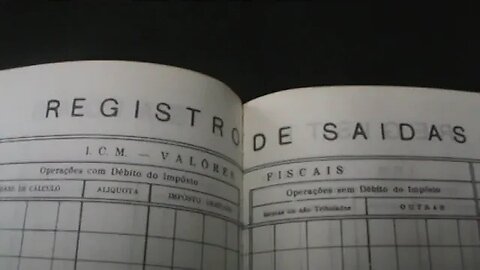 DIA-13/05/2022-11hs- ESCRITORIO -LIVROS DOCUMENTOS GUARDADOS POR VARIOS ANOS - LIMPEZA-LIXO
