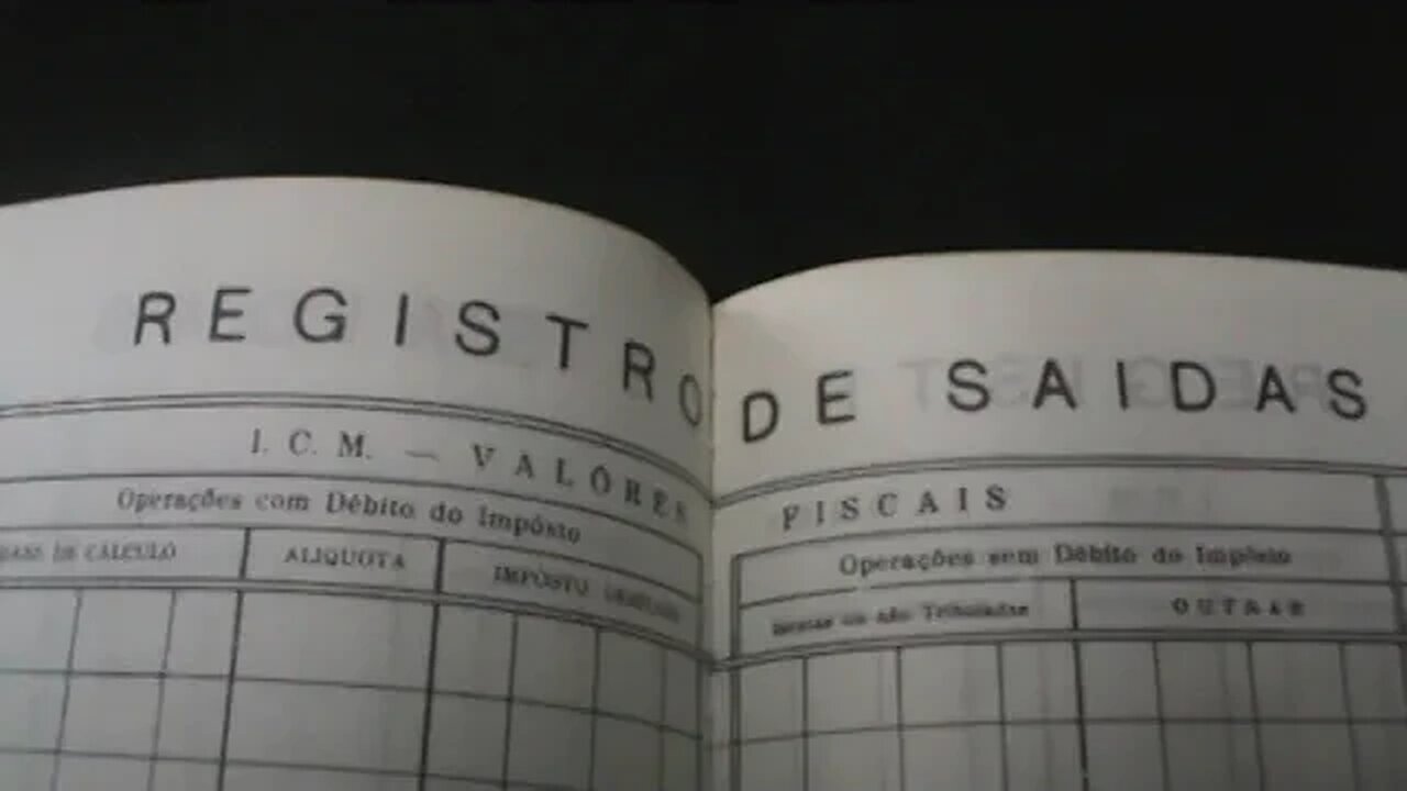 DIA-13/05/2022-11hs- ESCRITORIO -LIVROS DOCUMENTOS GUARDADOS POR VARIOS ANOS - LIMPEZA-LIXO