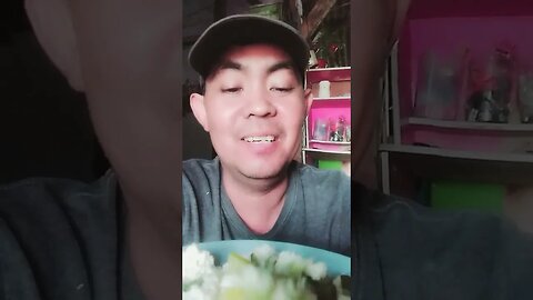 Sekarang makan sama sayur mentimun super pedas.