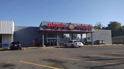 DRIVING AROUND PARIS, TX Piggly Wiggly at Bonham St and 7th NW September 22, 2022