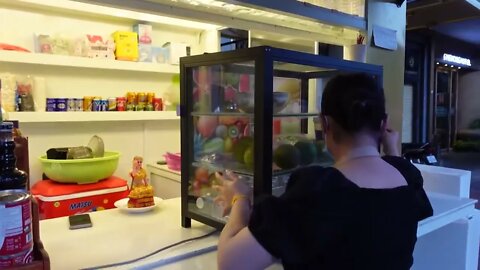 Making 100% Fresh Fruit Juice!