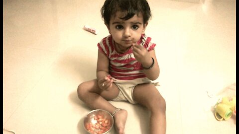 Baby eating Tomatoes - Death by cuteness 😍 🥰 😘 😍 🥰 😘
