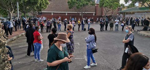 Long queues outside Gatesville Melomed vaccination centre