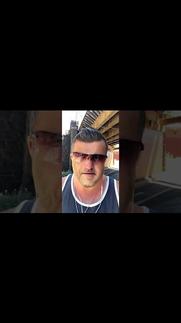 🚨 LIVE from Fox’s railway bridge where Albo flew over to go see the Billionaire and his pet Premier