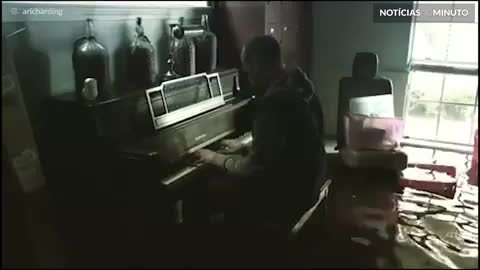 Emocionante: Pastor toca piano em casa inundada no Texas