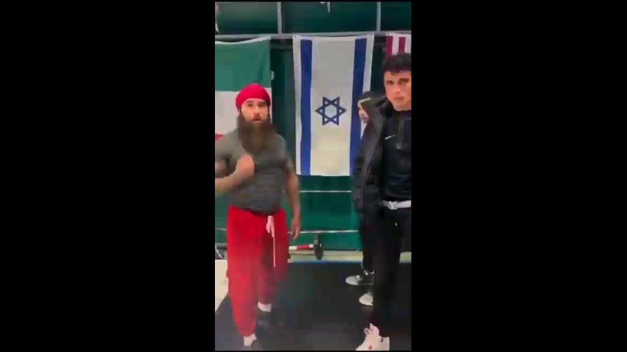 🇮🇹🇮🇱 الإيطاليون يمزقون العلم الصهيوني!