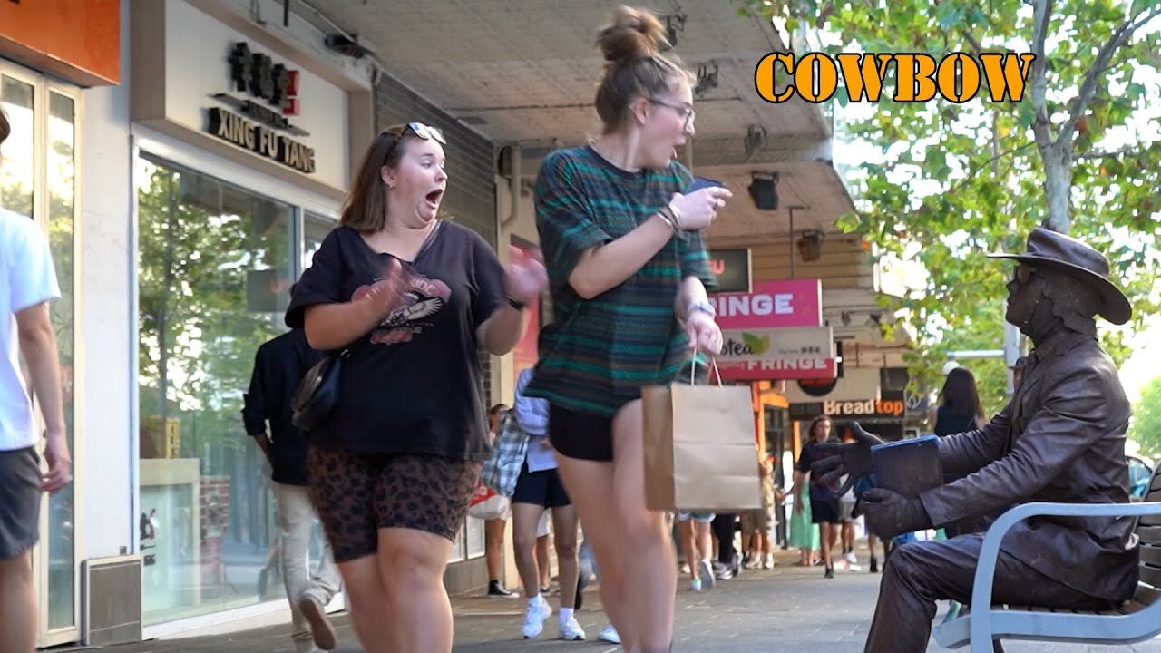 Cowboy_prank in Australia funniest reactions. lelucon statue prank. luco patung