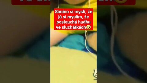 SIMÍNO si myslí, že JÁ si myslím, že POSLOUCHÁ hudbu ve SLUCHÁTKÁCH! Zapomněl ale na 1 VĚC! #funny