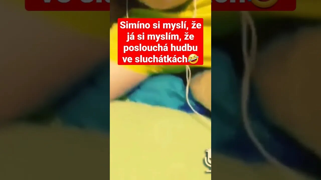 SIMÍNO si myslí, že JÁ si myslím, že POSLOUCHÁ hudbu ve SLUCHÁTKÁCH! Zapomněl ale na 1 VĚC! #funny