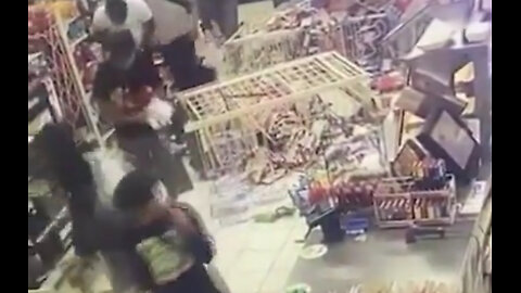 🚨 100+ junior felons loot a 7-11 in Los Angeles. This post brought to you by Gavin Newsom