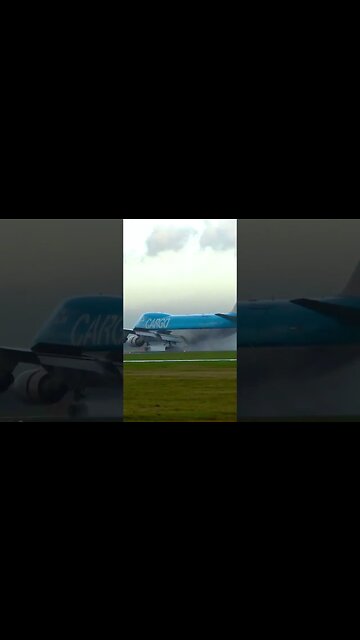 💧Boeing 747 on wet runway