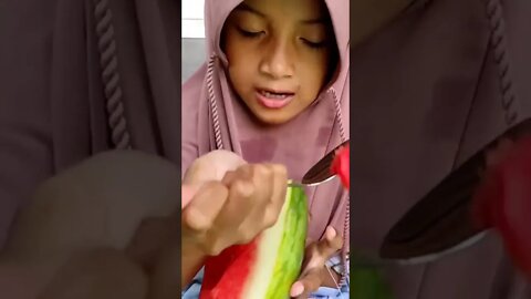 watermelon falls when eaten #shorts #mybloopers #watermelon @Watermelon Mate