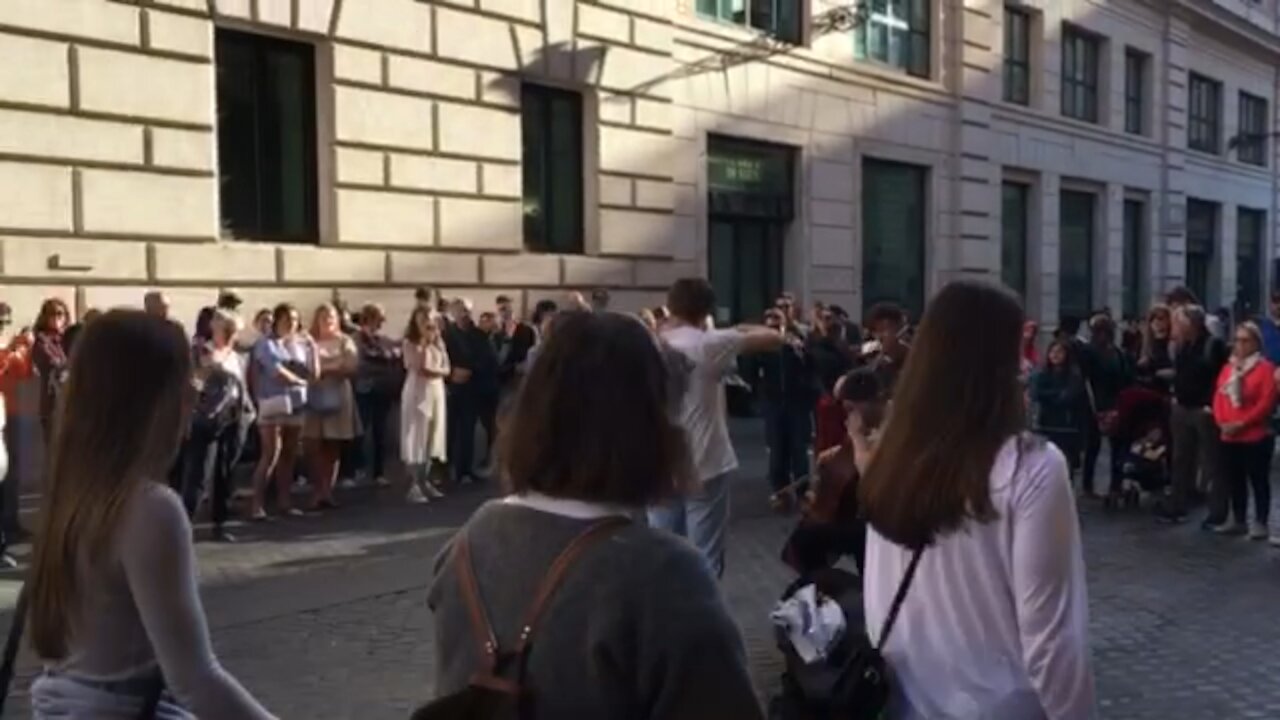 Amazing violin player in Rome