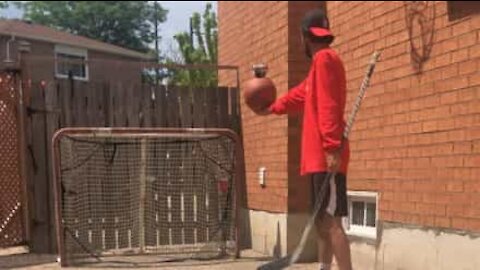 Ce hockeyeur augmente le niveau du Basketball Beer Challenge