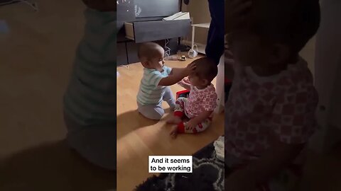 شاهد كيف حلت الأم مشكلة شد الشعر بين توأميها❤️😂
