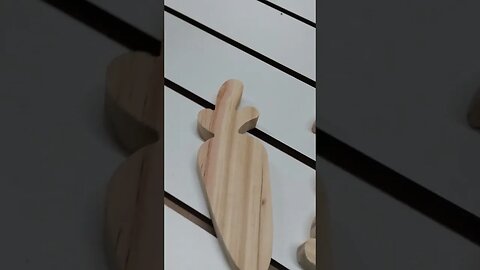 #diy #cnc #usinagem #pascoa #pinus Usinagem feita em tábua de pinus com tema Páscoa!