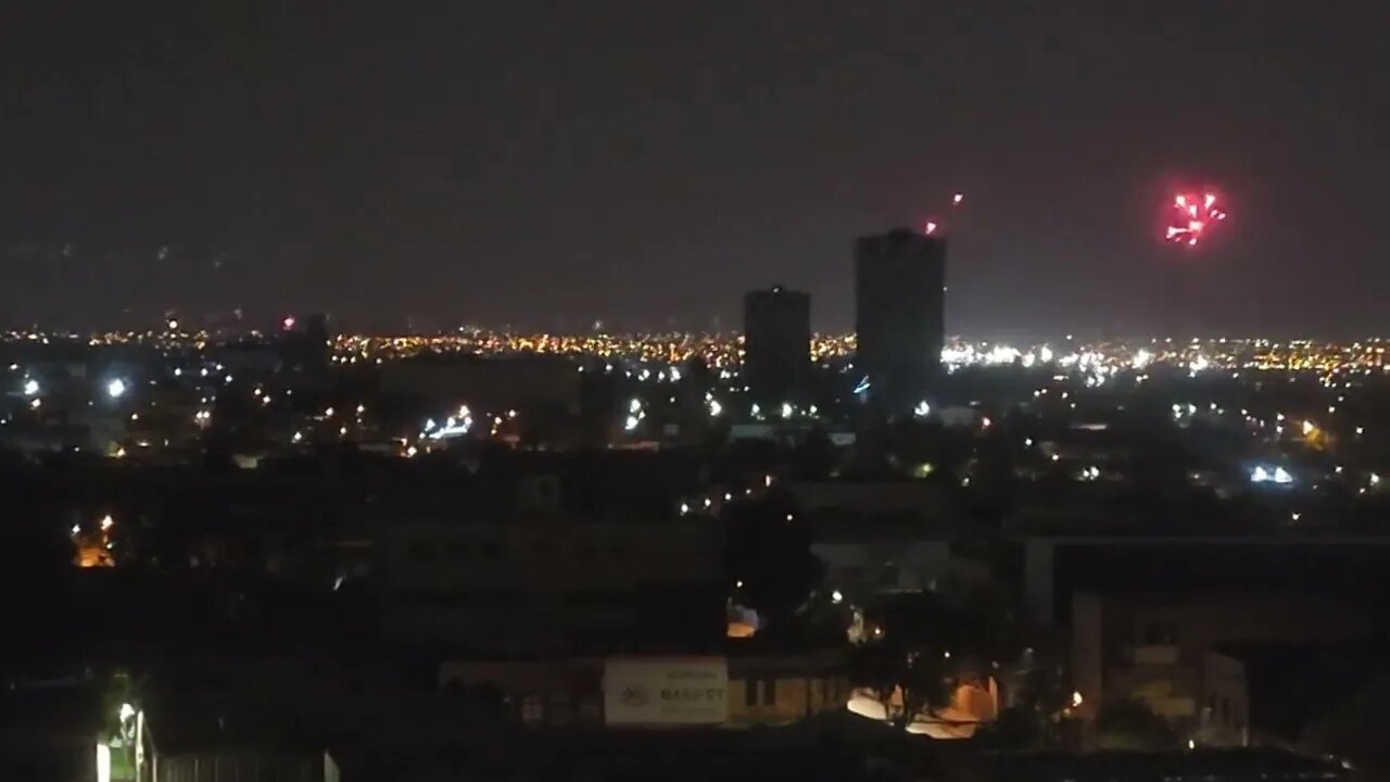 Año Nuevo 2023 en #santiago de Chile (fuegos artificiales ilegales) 🤣