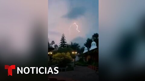 Reportan una fuerte tormenta eléctrica sobre un volcán en Guatemala | Noticias Telemundo