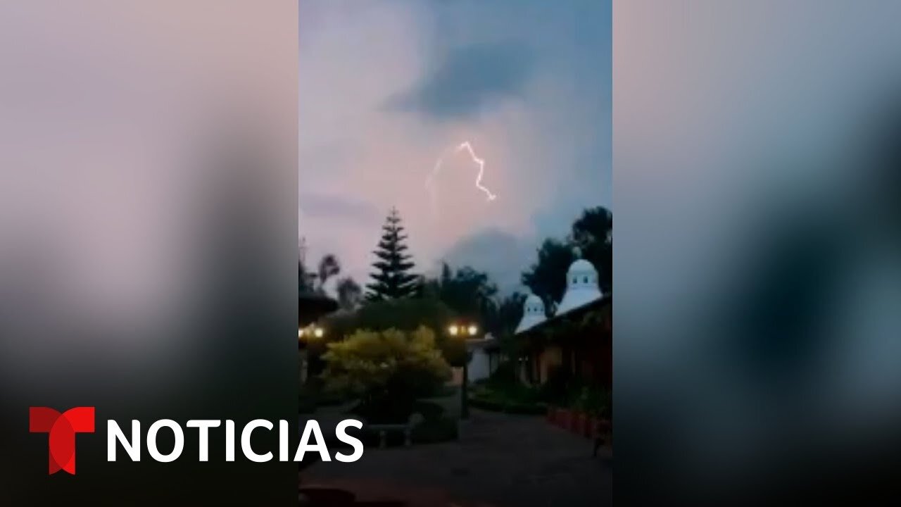 Reportan una fuerte tormenta eléctrica sobre un volcán en Guatemala | Noticias Telemundo
